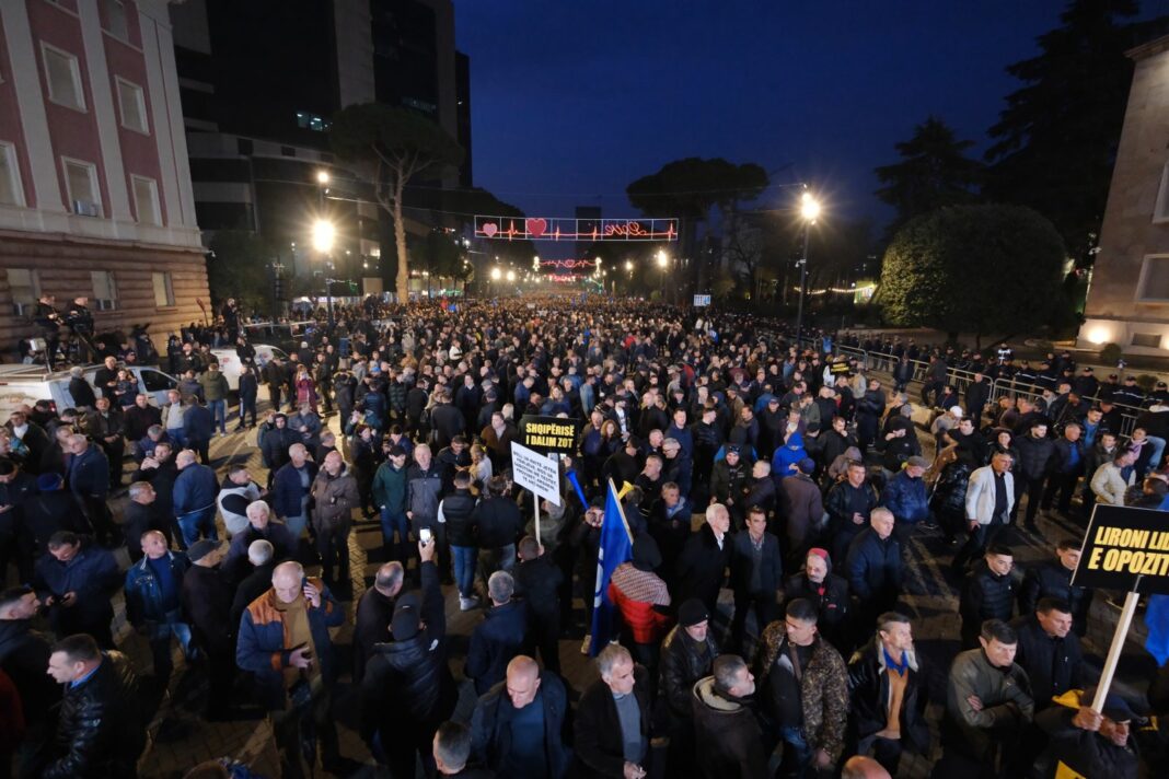 Protesta e PD sjell kufizime qarkullimi sot në Tiranë, ja akset ku ndalohet lëvizja e mjeteve